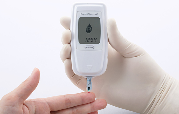 5.センサーに血液を吸引させる